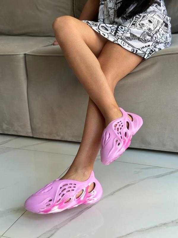 Жіночі рожеві шльопанці-сланці Yeezy Foam Runner 
Pink кроссовки