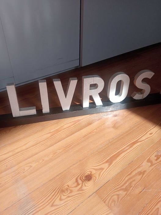 Letras em Madeira Vintage "LIVROS DE ARTE" da antiga Livraria Portugal