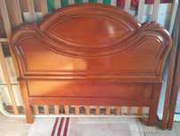 Mobília de quarto de casal com tampos de mármore