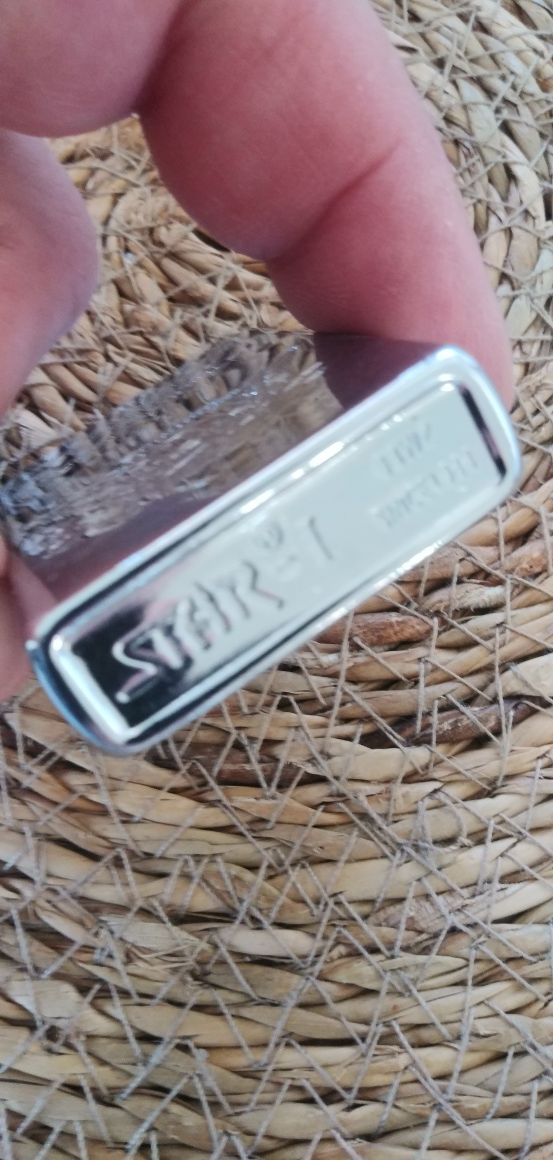 Trzy zapalniczki w stylu zippo
