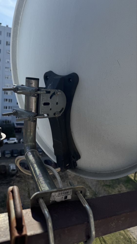 Antena satelitarna z konwektorem i mocowaniem