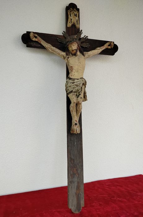 Stary wielki drewniany krucyfiks krzyż z drewniana figura Jezusa