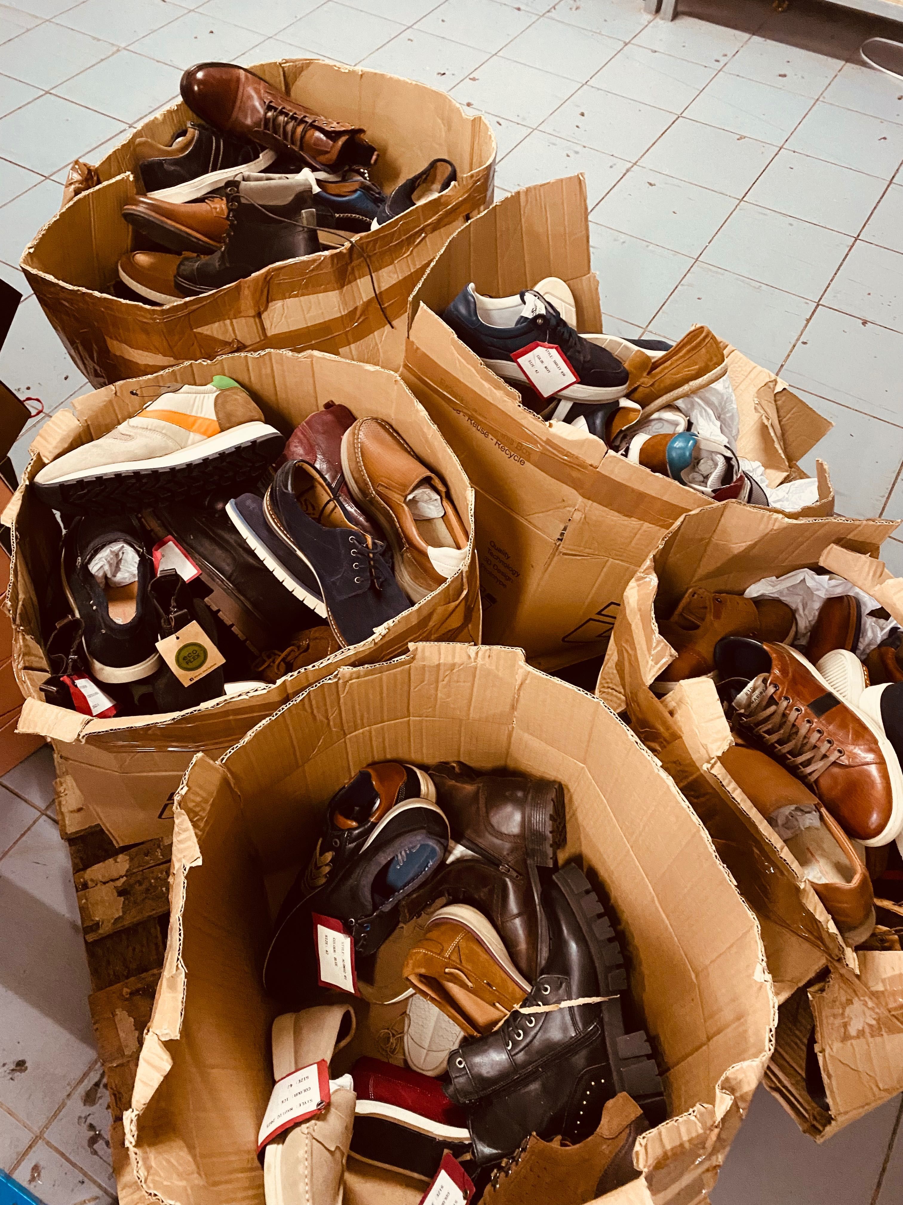 315 sapatos, tenis e botas - um só pé! Modelos podem casar...