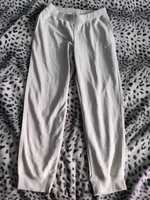 Spodnie Dresowe Nike Cuffed Pants Jogger Beżowo Białe. Bawełna 100%