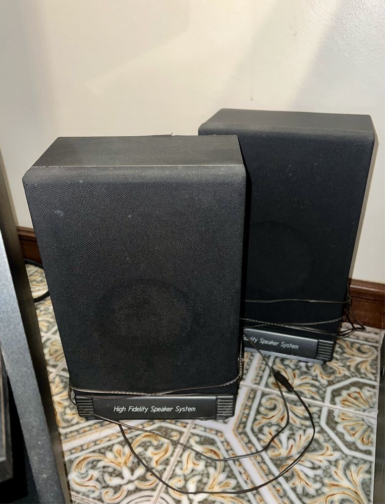 Leitor Vinil, Cassetes e Rádio c/ Colunas e Arrumação