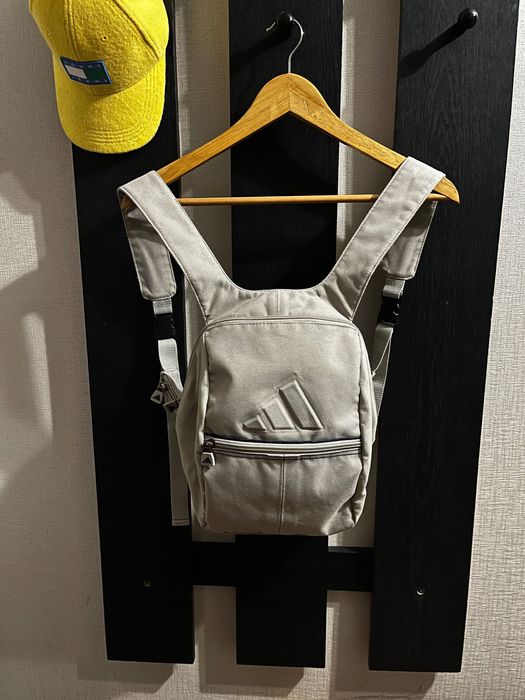 Цікавий та рідкісний рюкзак від Adi  в чудовому стані.