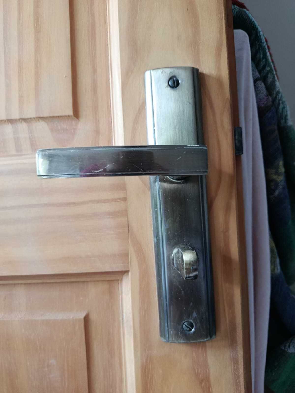 Drzwi łazienkowe prawe, jasne drewno 70 cm szerokości