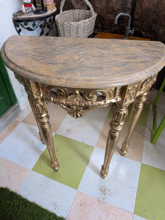 Mesa aparador com tampo em pedra