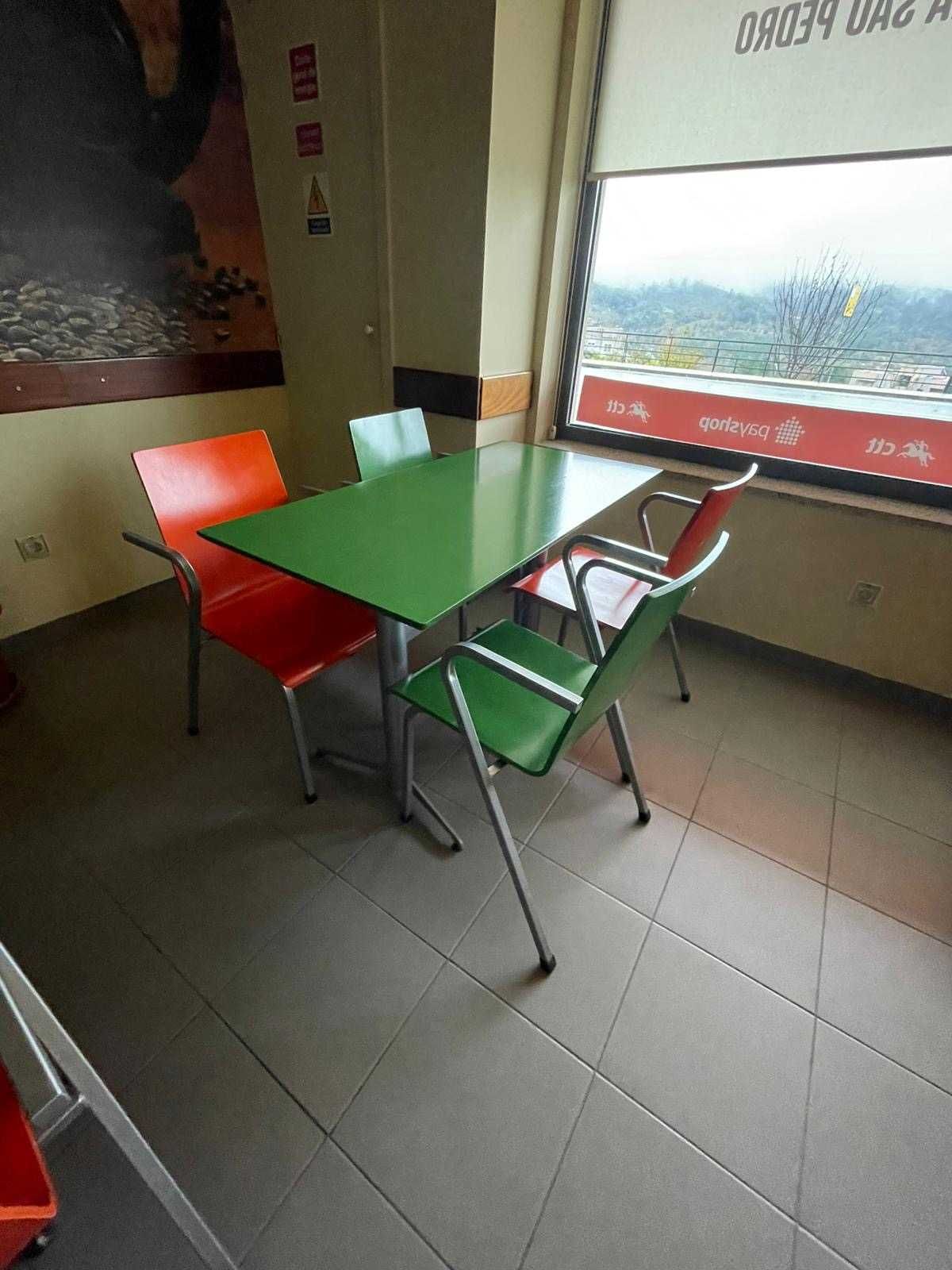 Conjunto mesa + 4 cadeiras