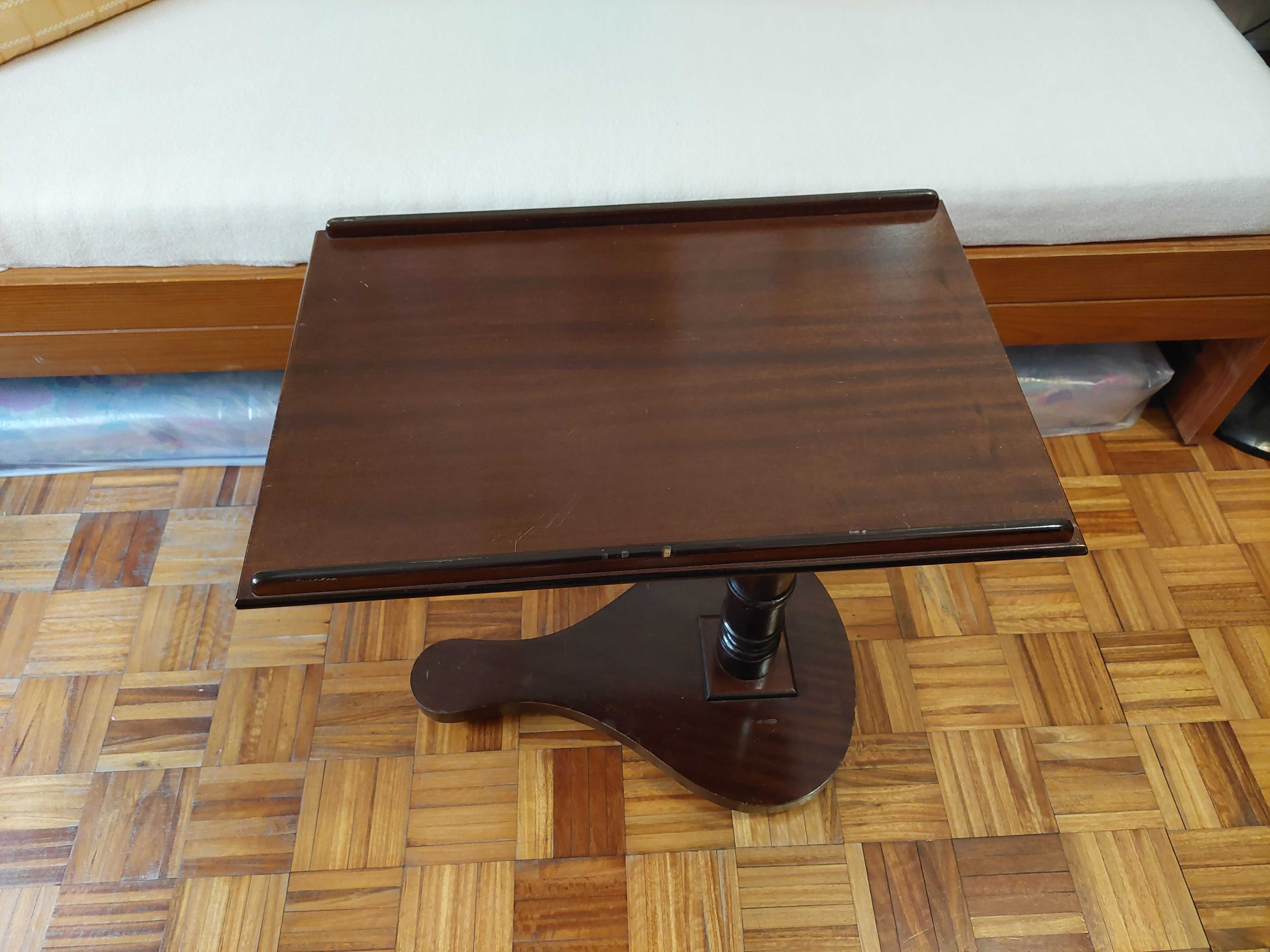 Mesa em madeira com pé em forma de guitarra