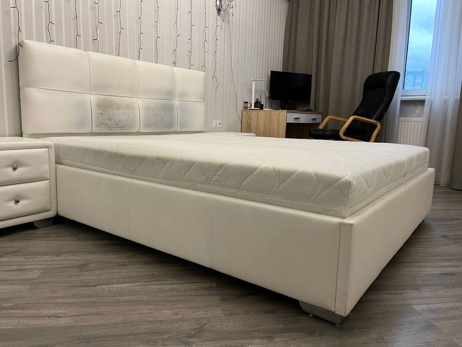 Ліжко 164*200 і тумбочки. САМОВИВІЗ