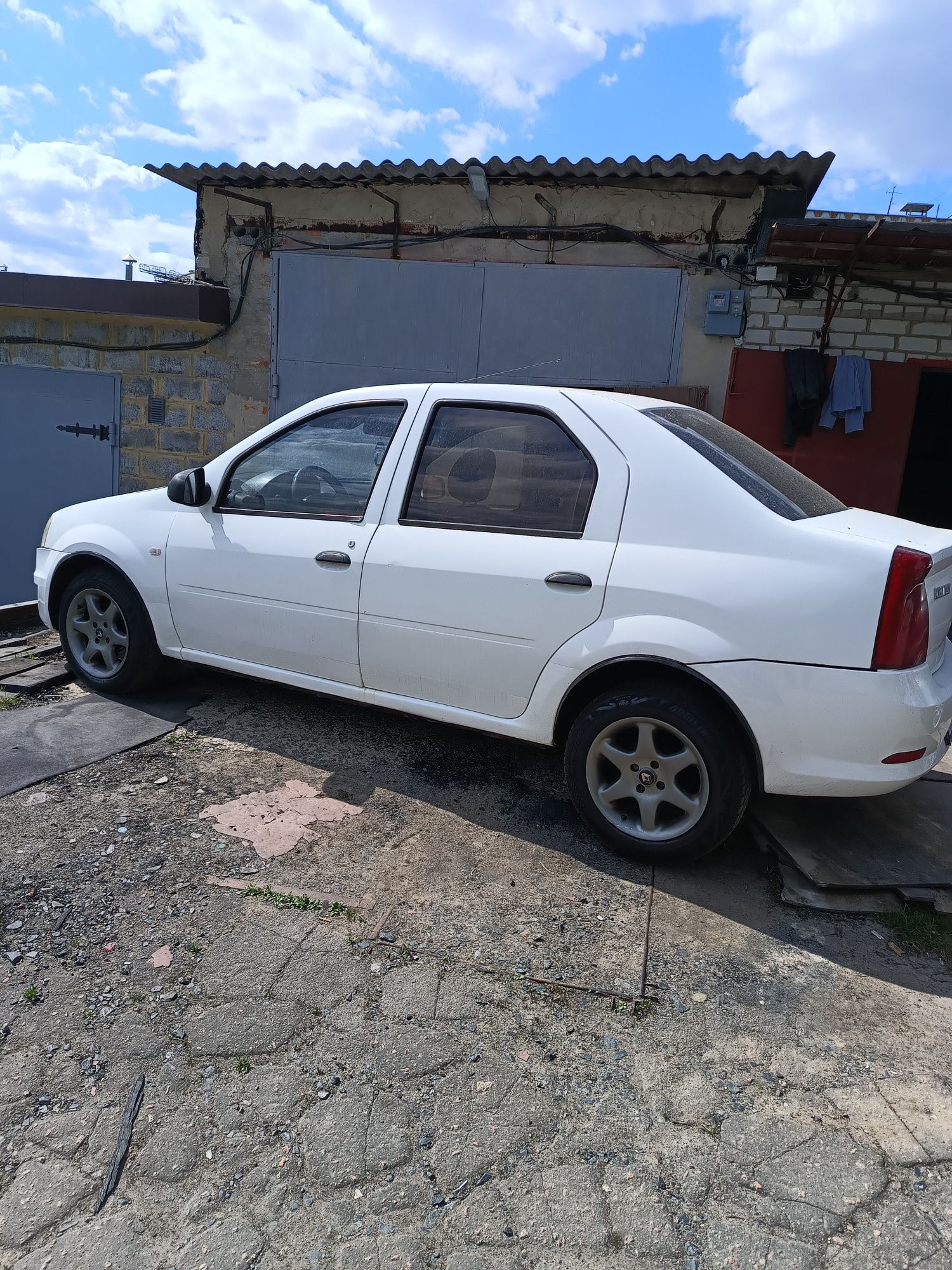 Продам RENAULT LOGAN 2011г. 1.4.б,газ