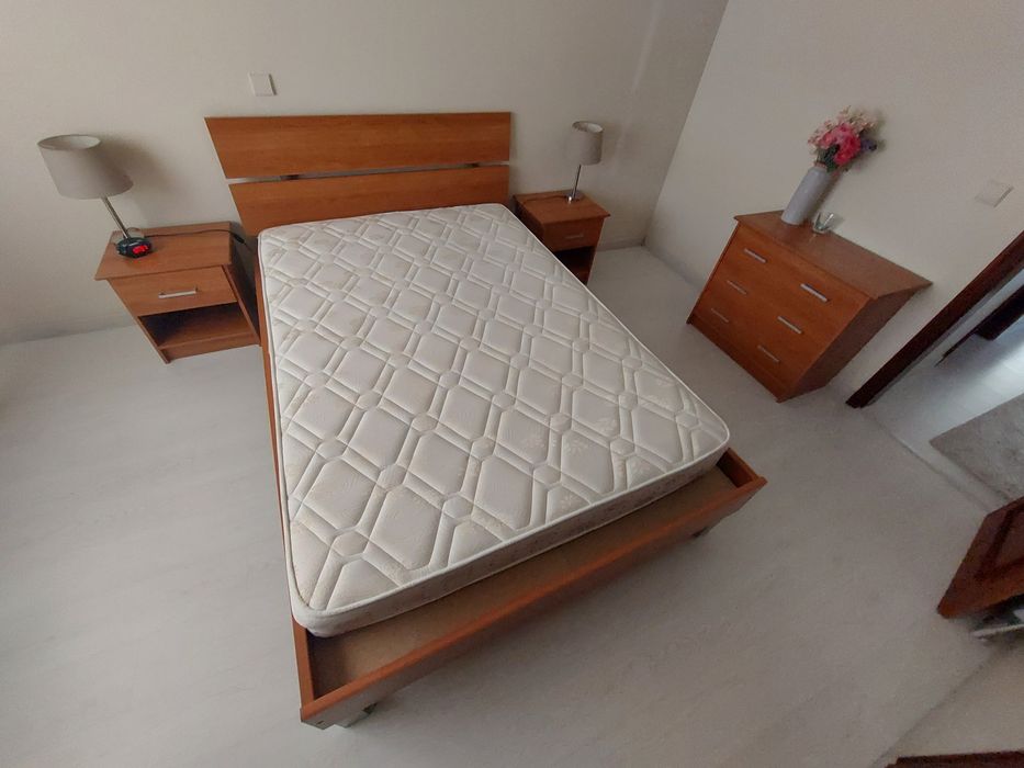 Cama de casal, mesas cabeceira e cómoda
