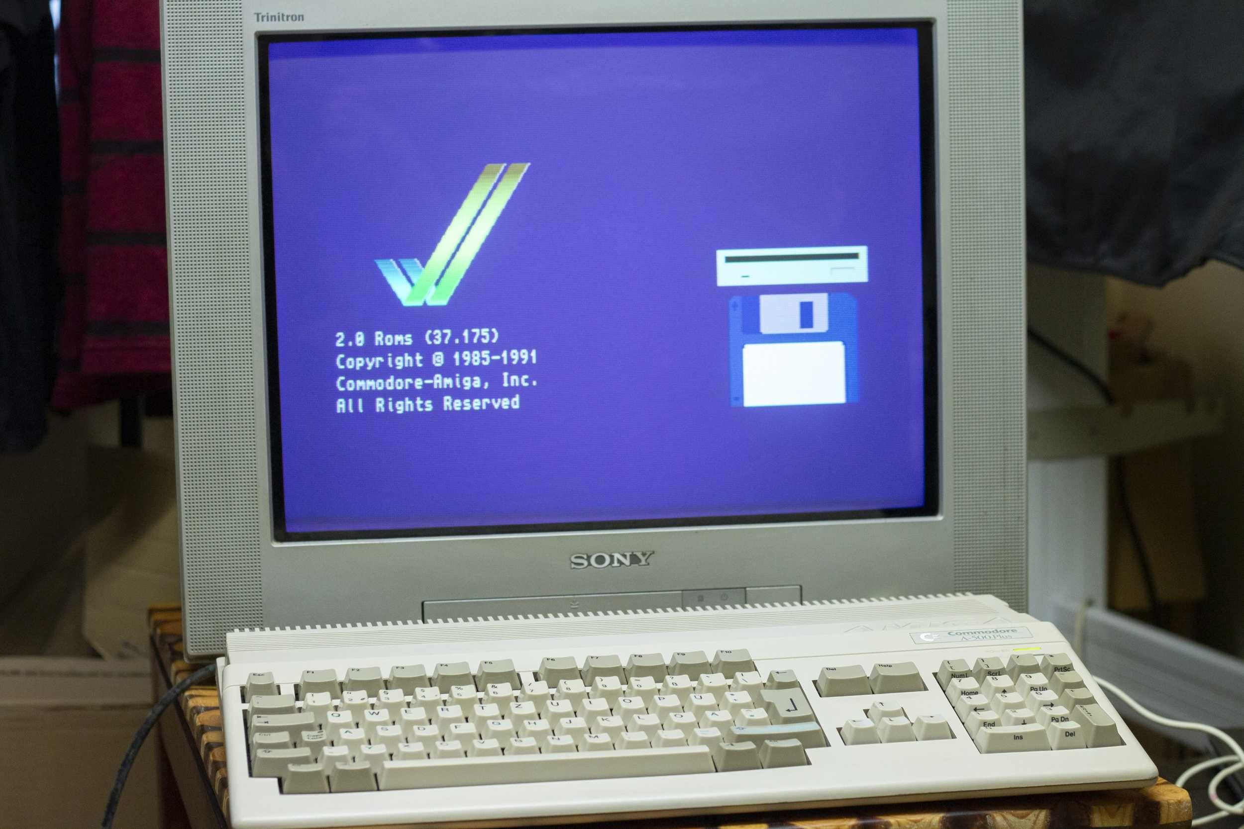 Amiga 500 + zasilacz + mysz + 2 x joystick + dyskietki