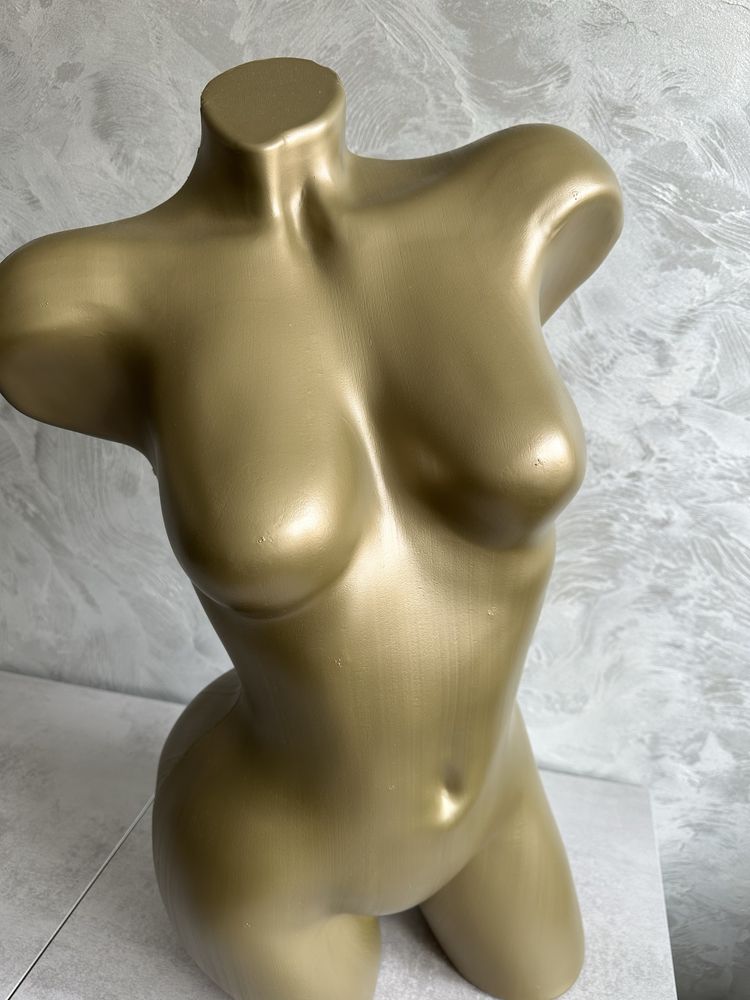 манекен золотистий бронза торс жіночий жіноче тіло