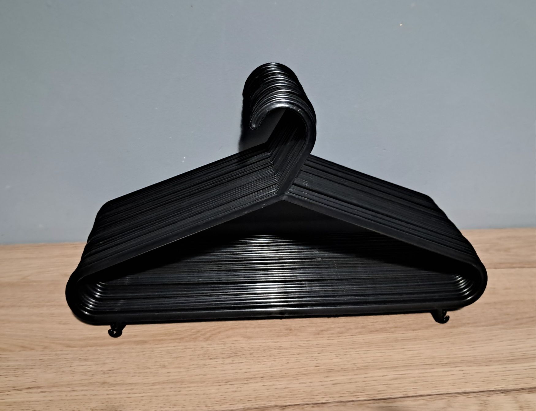 zestaw 30  x cienkie wieszaki plastikowe  czarne
