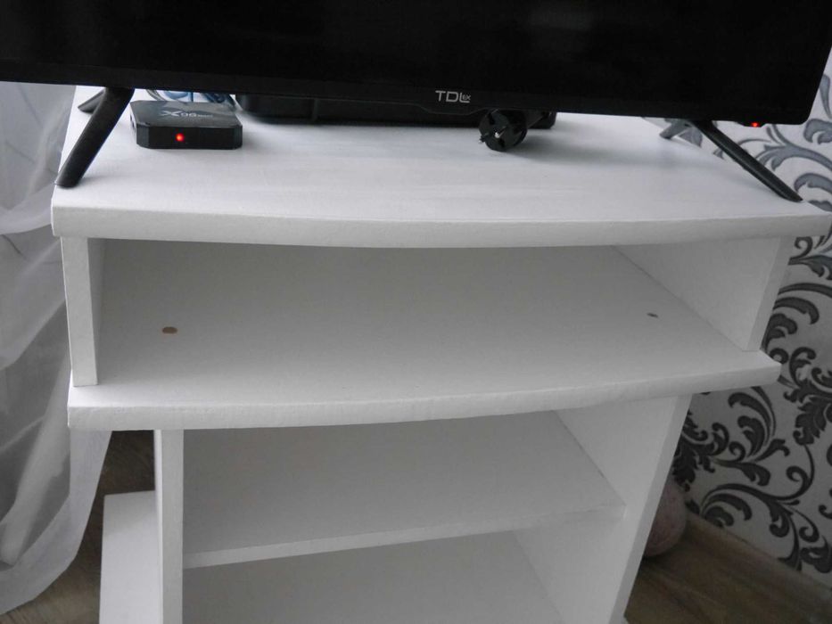 Біла тумба під телевізор