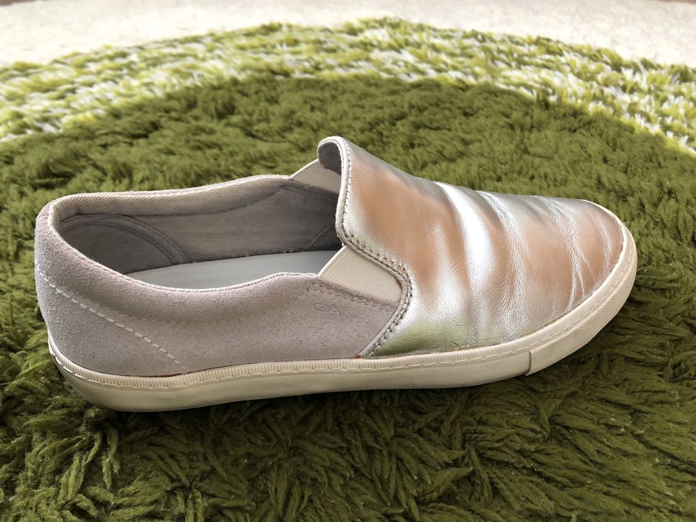 Ténis casuais slip on dourados