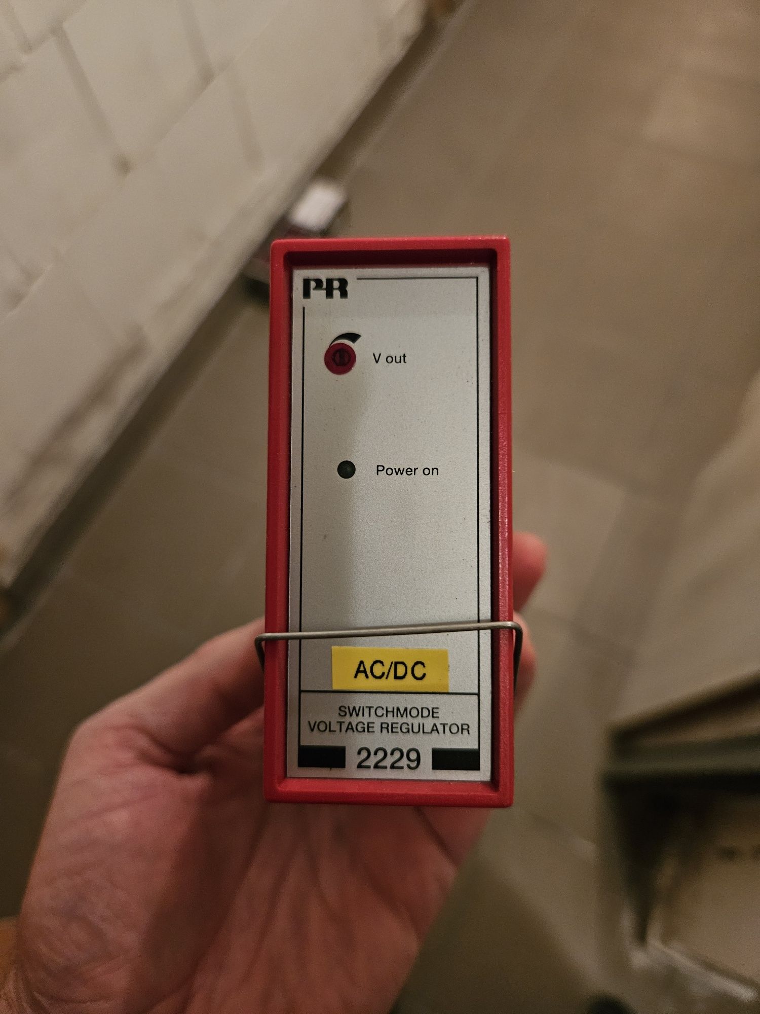 Impulsowy regulator napięcia