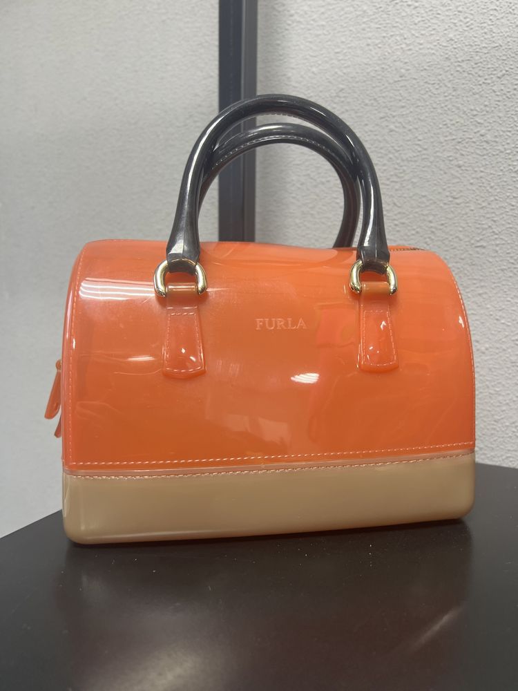 Продаю сумку FURLA оригінал в гарному стані, була в носці мало