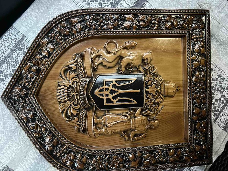 Великий Герб України з дерева