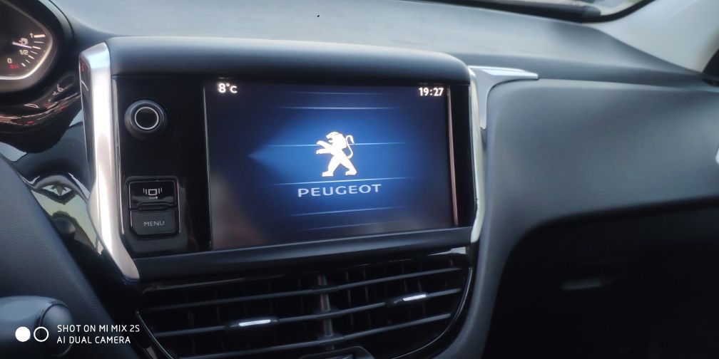 Peugeot 208 1.6 e-HDi tablet