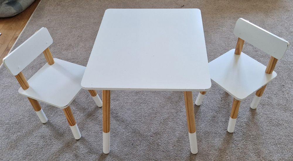 Stolik dzieciecy z krzeselkami