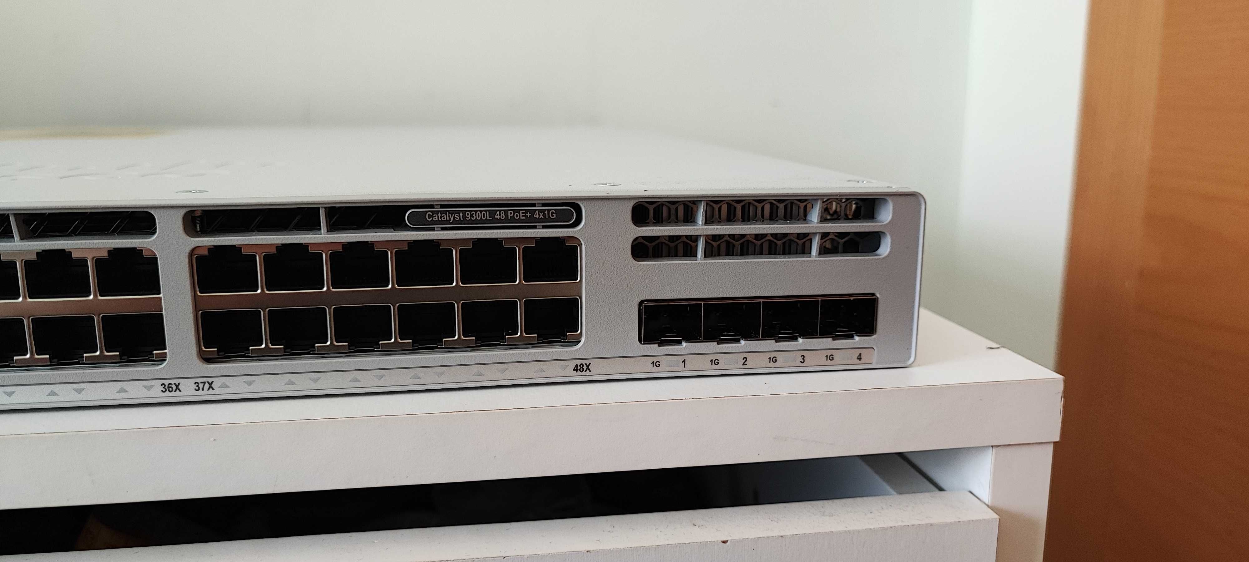 Коммутатор Cisco C9300L-48P-4G-E Smart License Нал/безнал