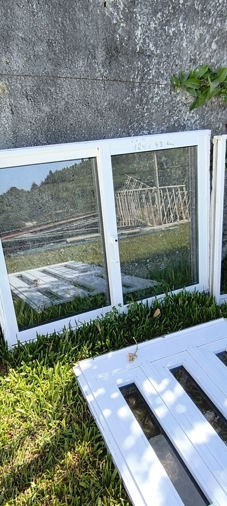 Portas e janelas em alumínio branco