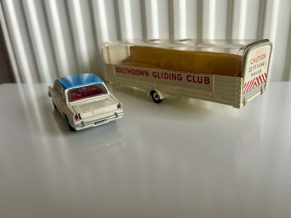 Model samochód TRIUMPH 2000 DINKY TOYS z przyczepą