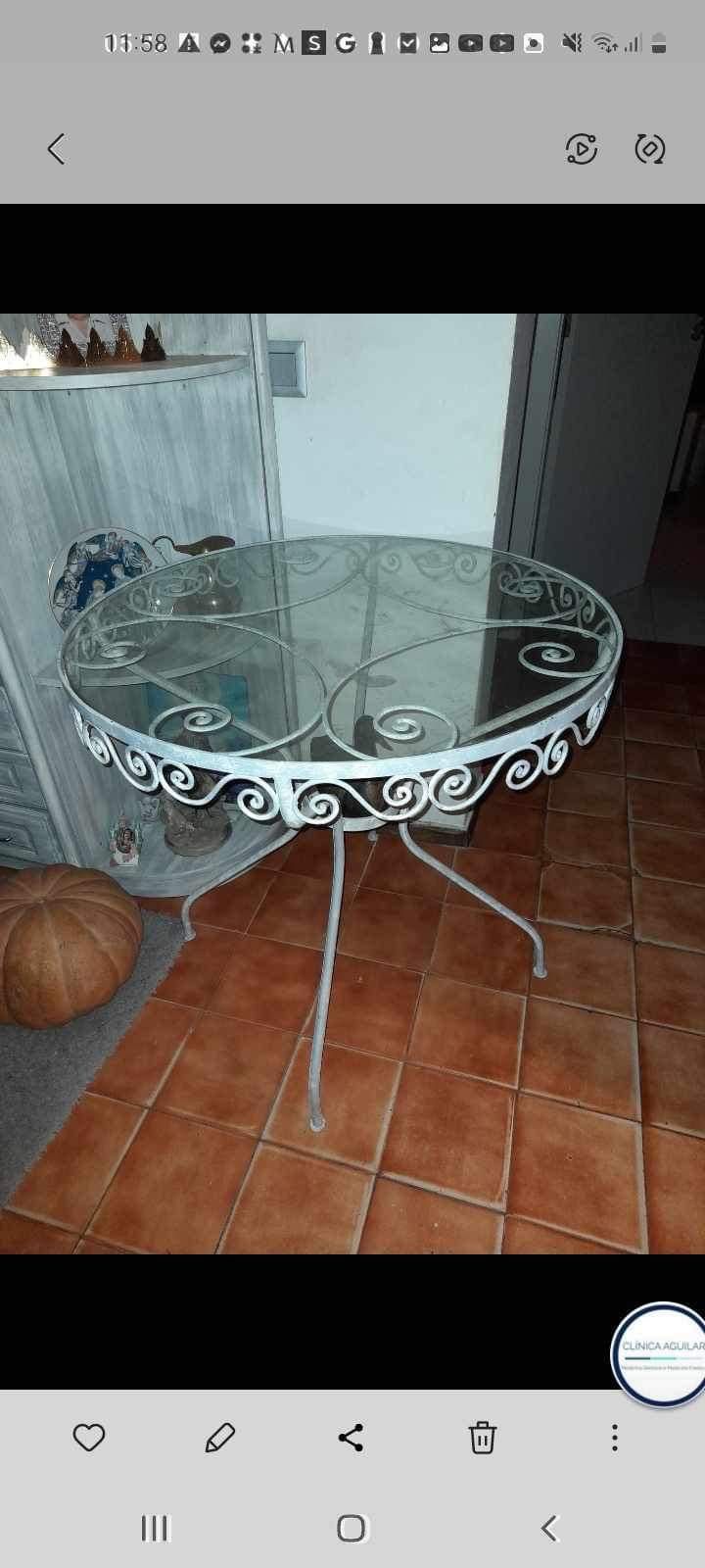 Mesa de vidro com desenhos nas bordas