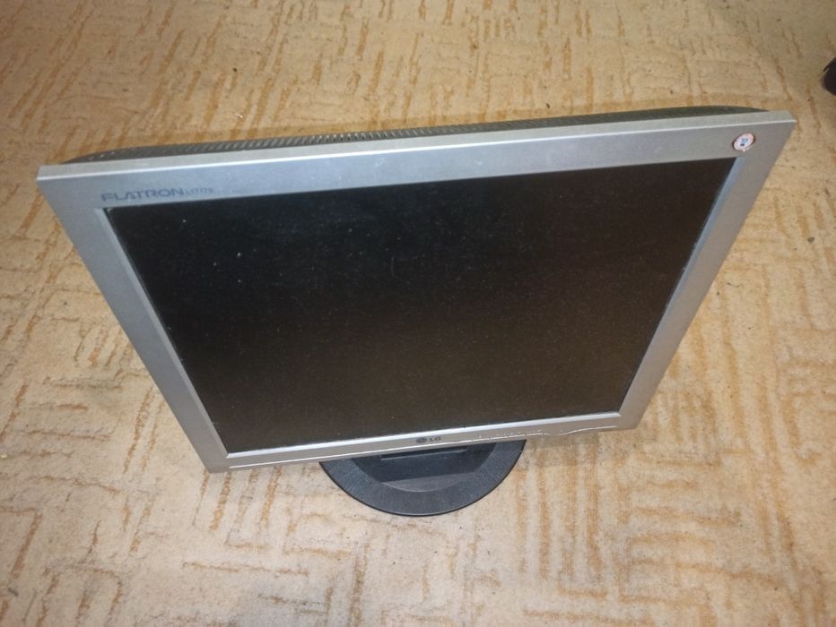 Монитор LG flatiron l1717s