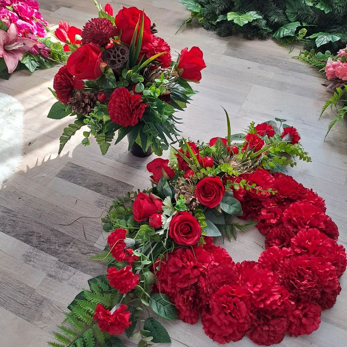 Wianek czerwony na pomnik z róż I goździków