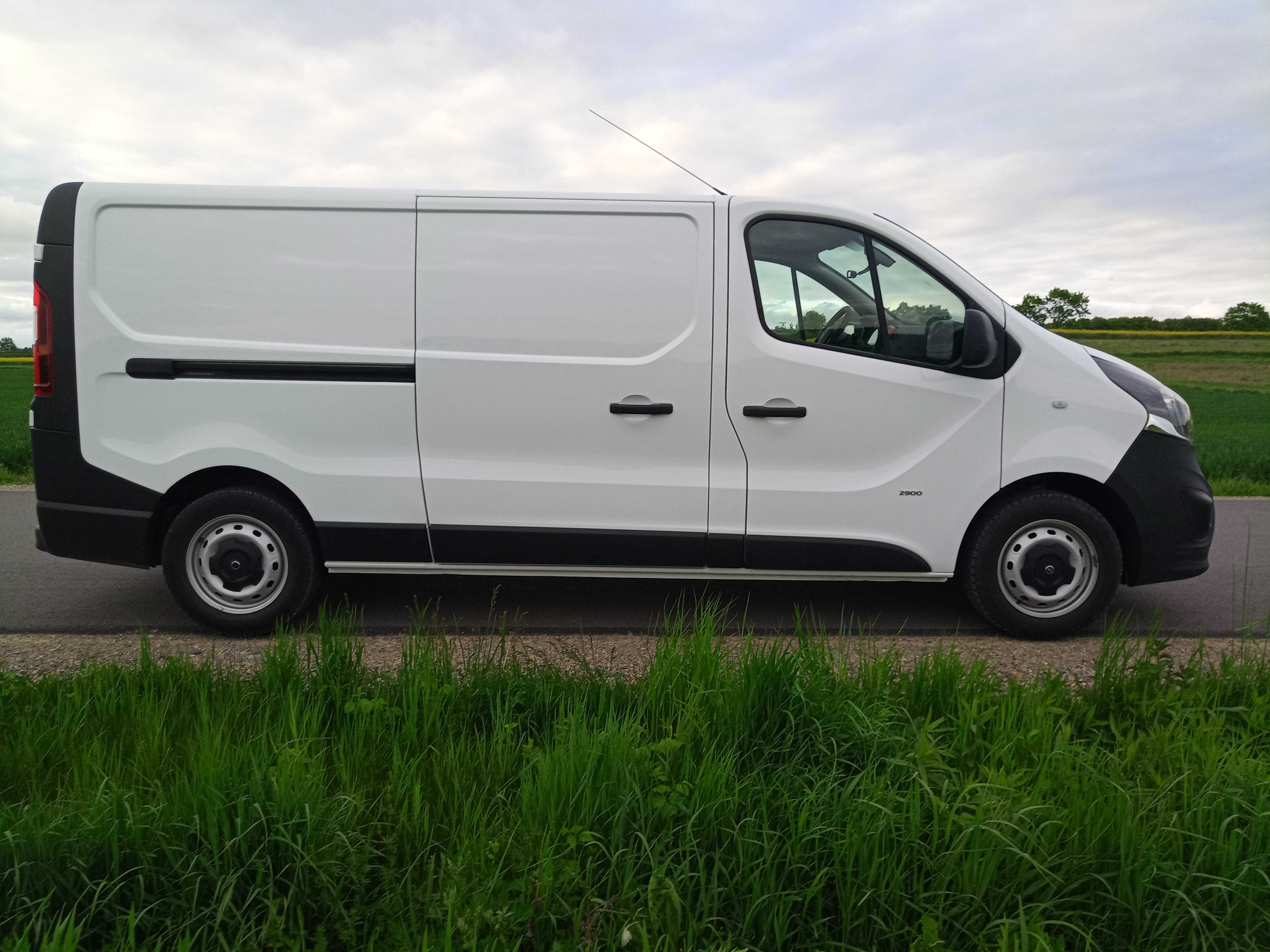 Opel vivaro bus long