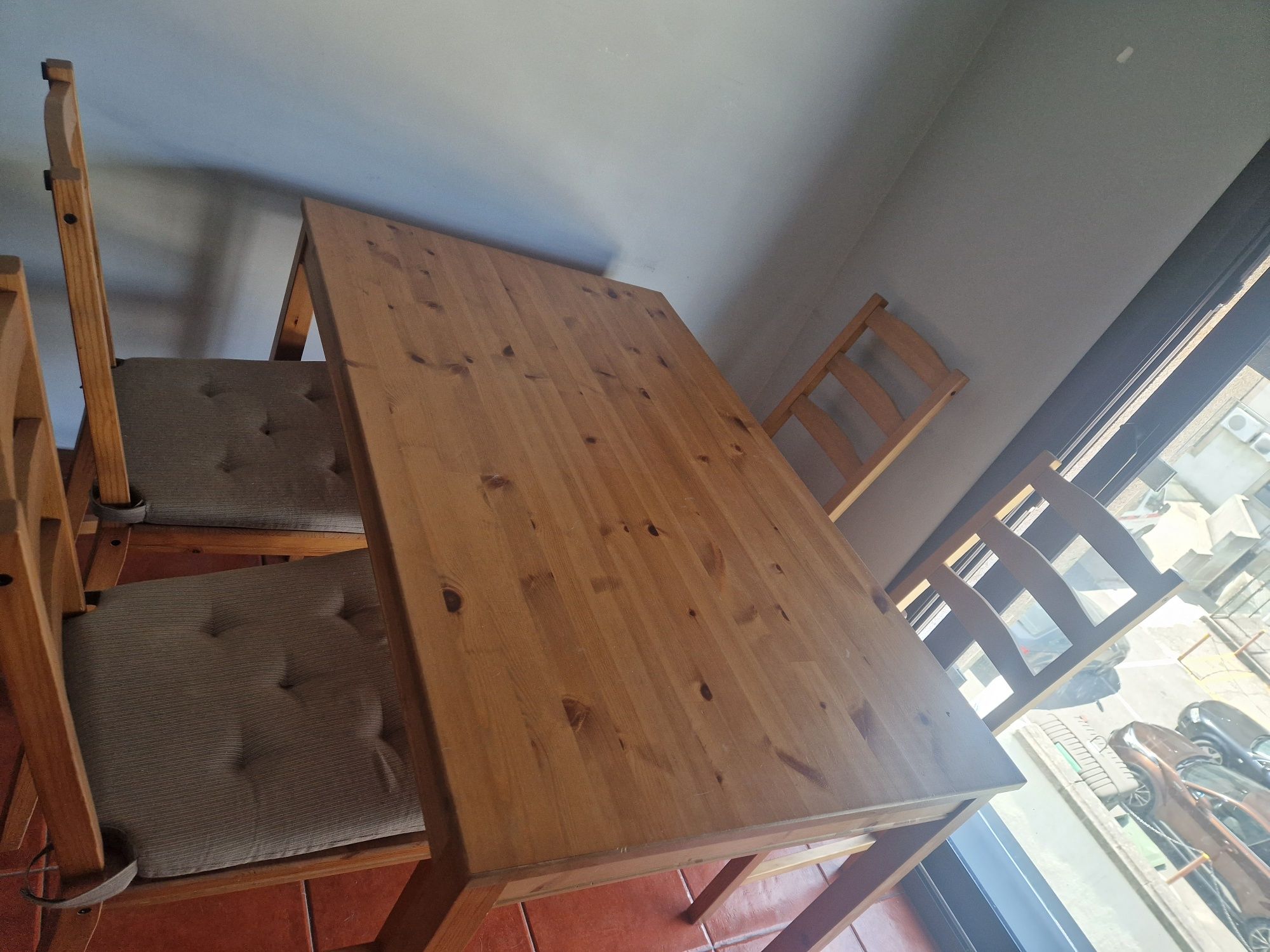 Mesa com 4 cadeiras.