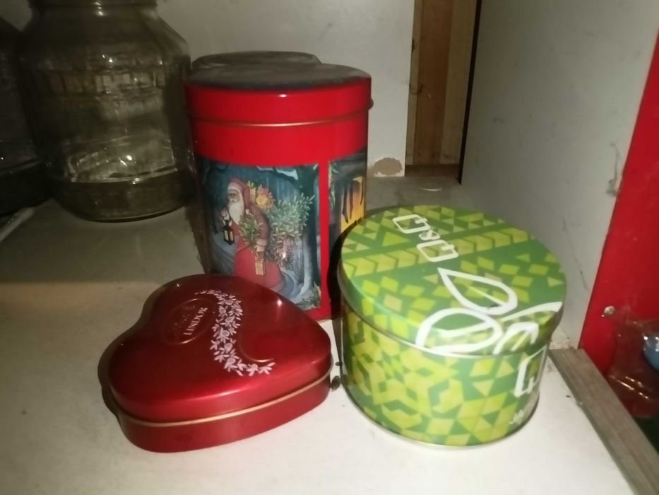 Puszki metalowe po ciastach itp