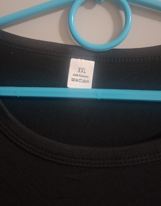 Czarna koszulka świąteczna z nadrukiem Mikołaja i napisem „HO HO HO”.