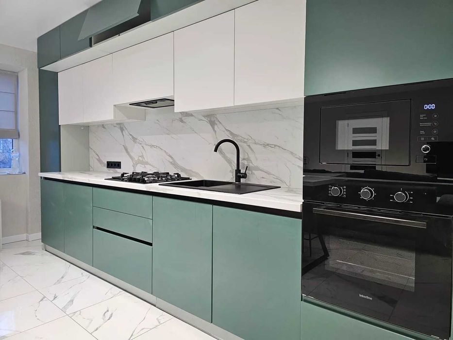 Двокімнатна з кухнею-студією біля стометрівки