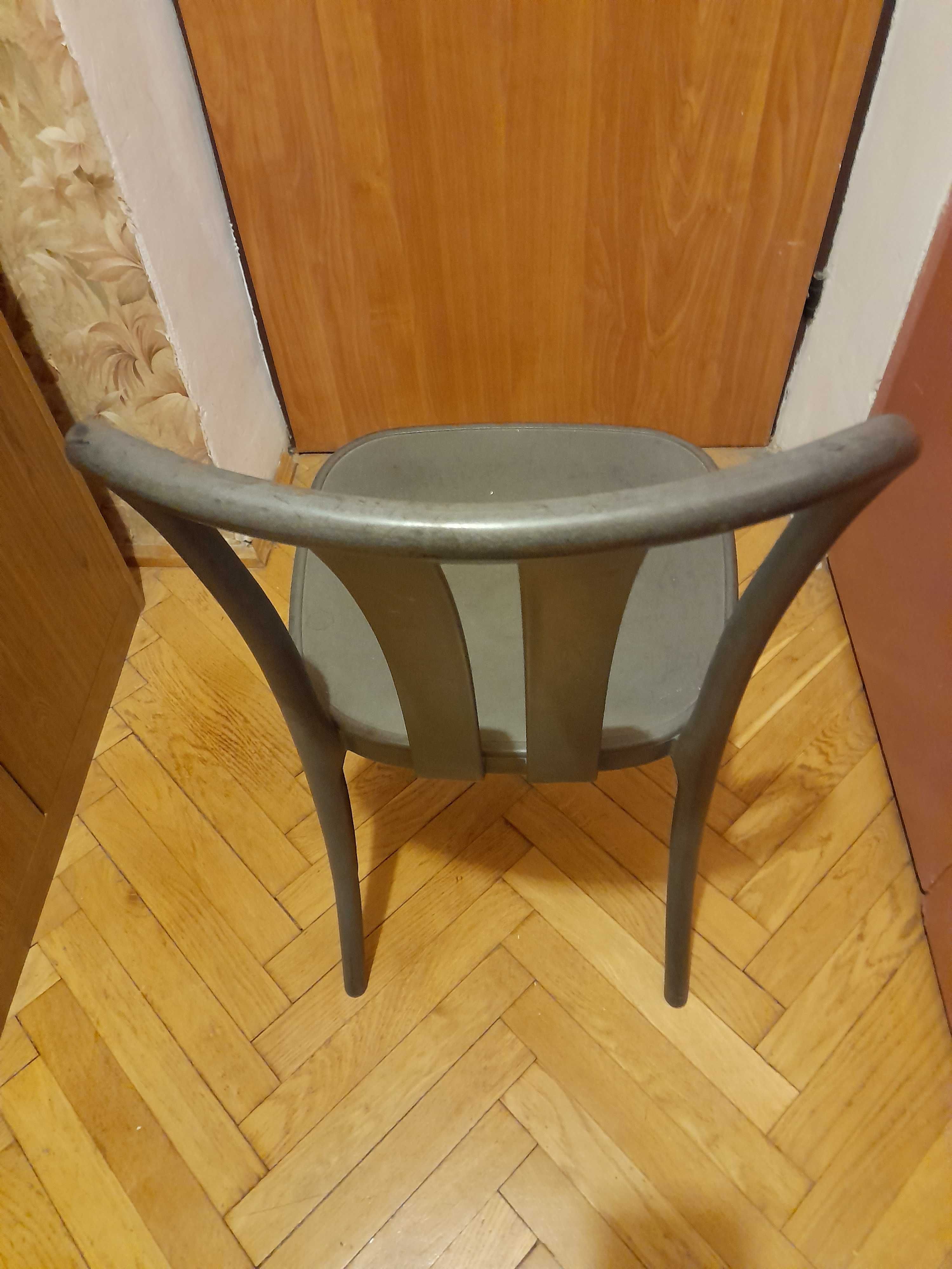 jedno krzesło szare