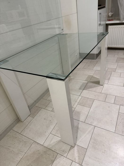 Скляний стіл, білі ніжки