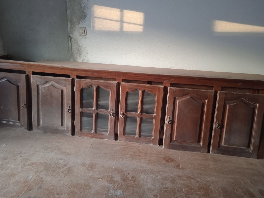 Móvel antigo de parede de cozinha, em madeira
