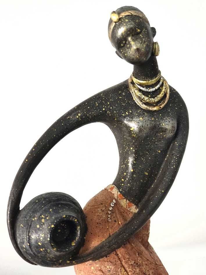 Artigo decorativo em cerâmica de mulher africana