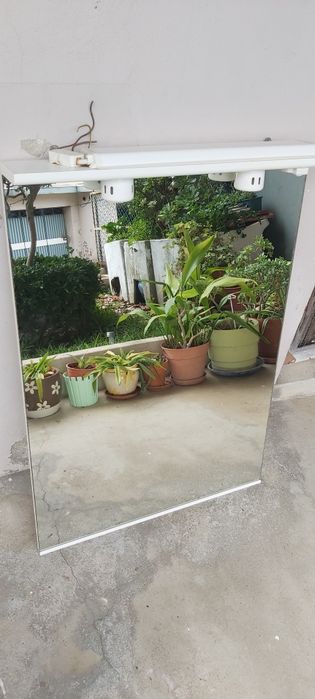 Espelho e móvel de casa de banho