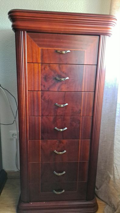 Camiseiro  alto  de madeira maciça