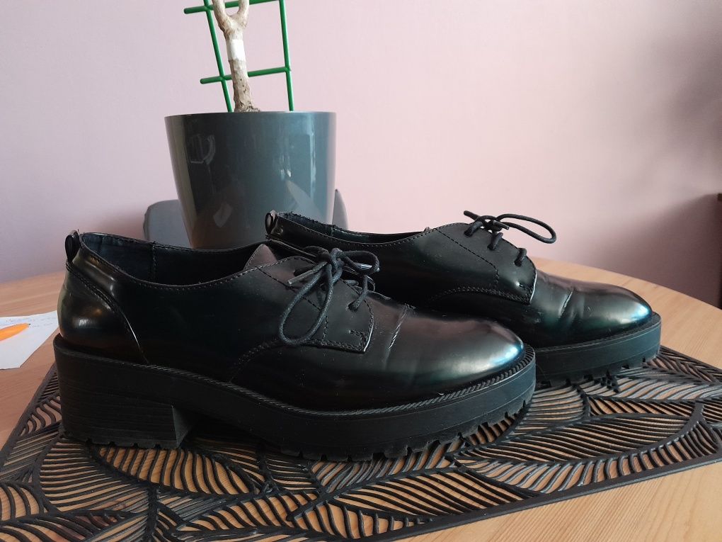 Czarne eleganckie buty na platformie