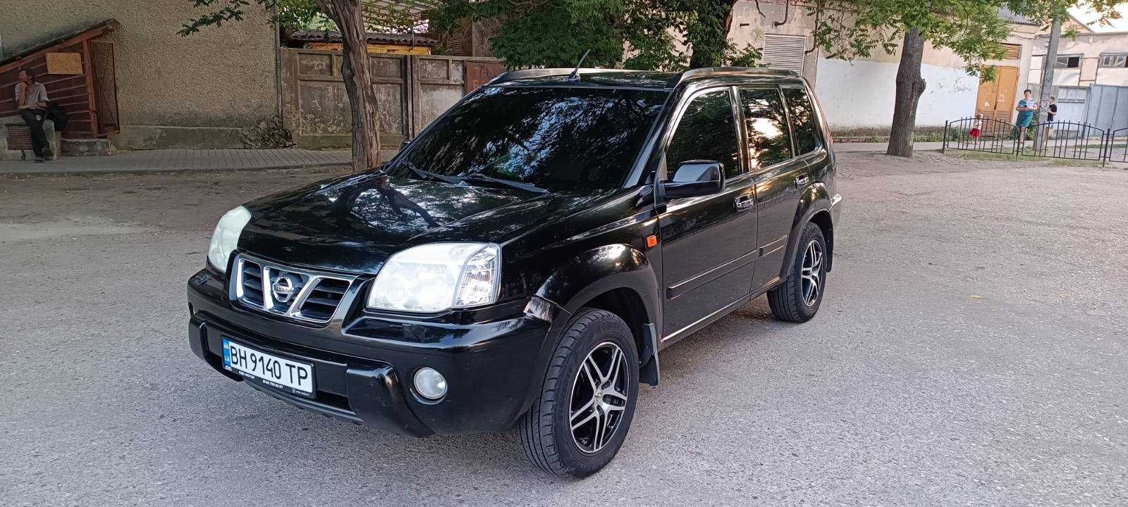 Автомобіль Nissan X-Trail.