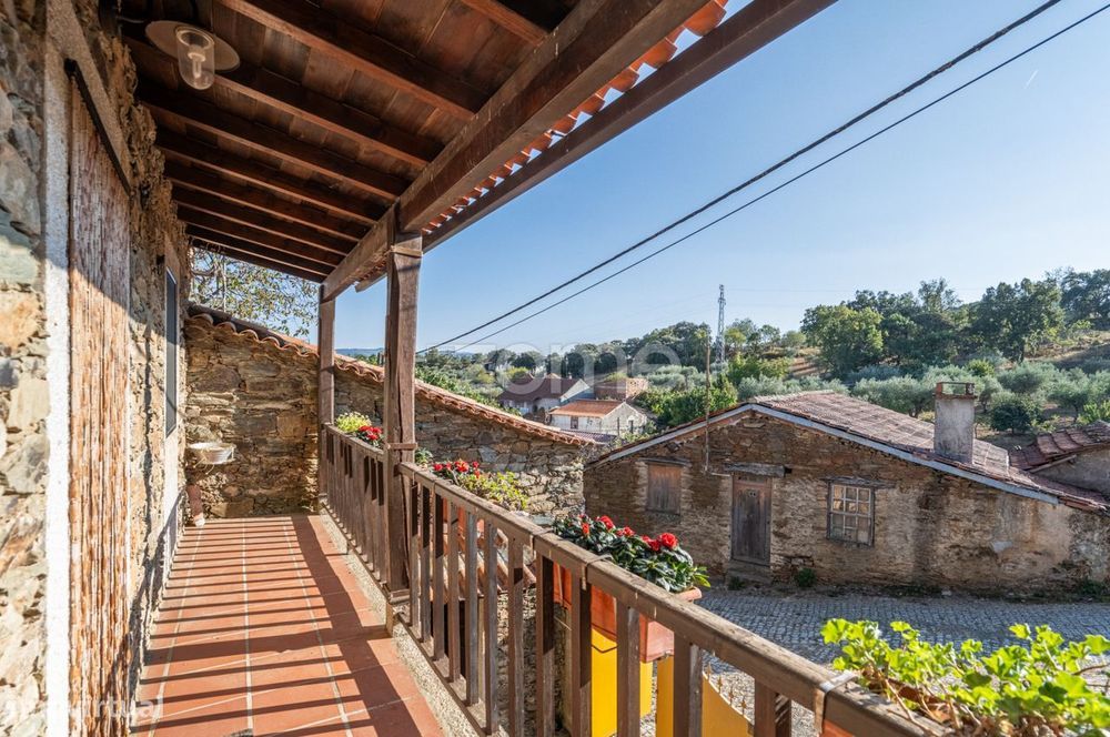 Moradia T2 com Anexo e Jardim, Amendoeira, Macedo de Cavaleiros