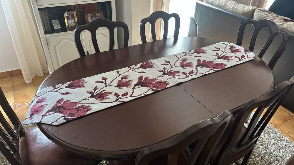 Conjunto de mesa com cadeiras