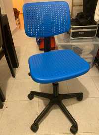 Cadeira com rodas azul IKEA