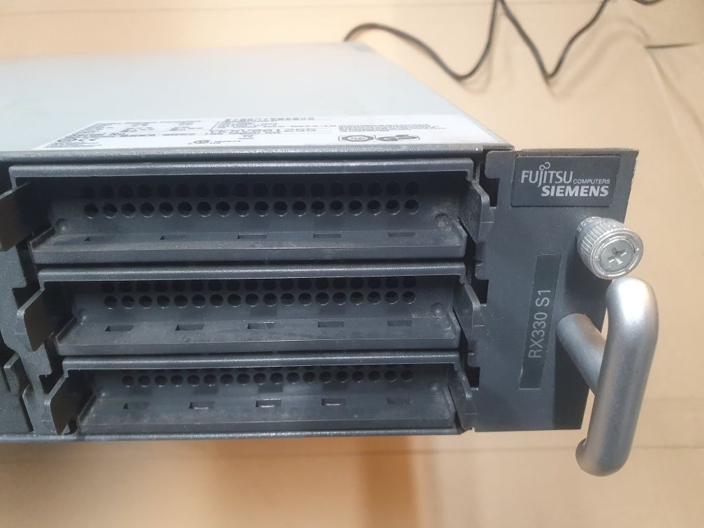 Сервер FujitsuSiemens RX330 S1